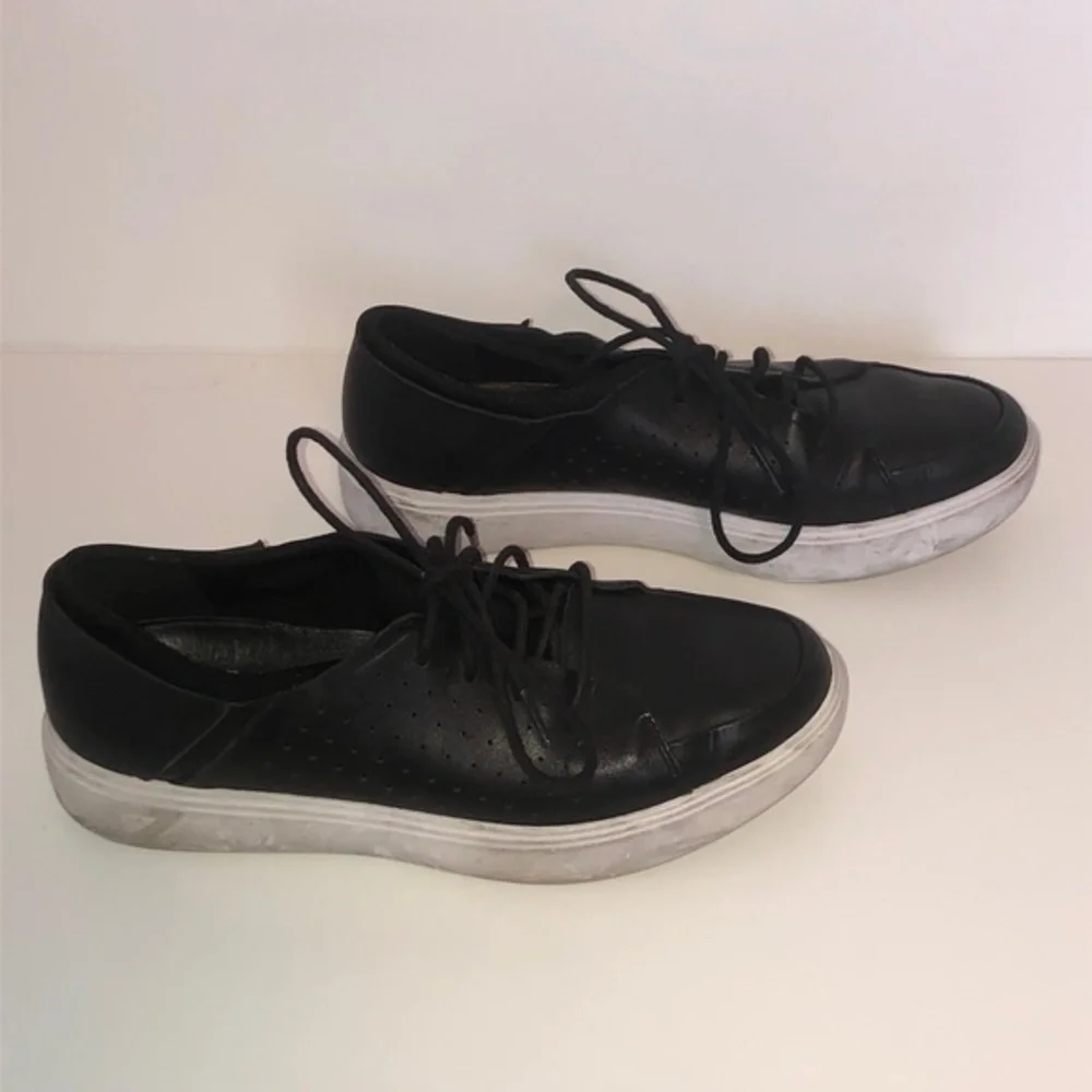 Under Armor Black & White Sneakers Shoes size 8.5